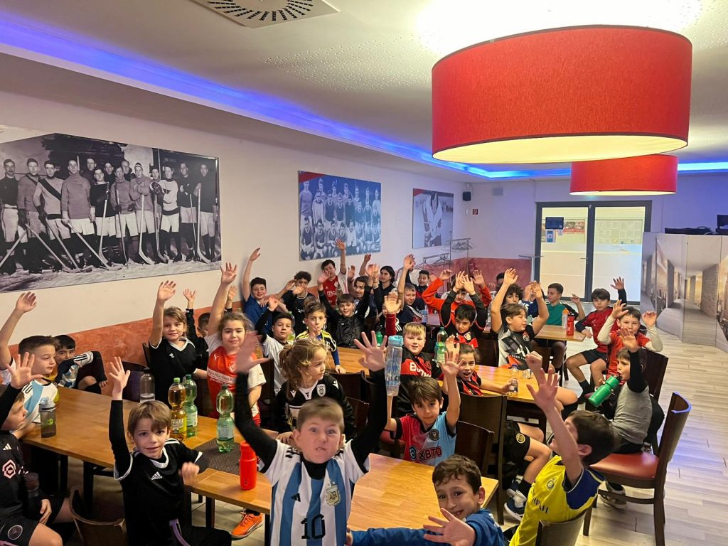 Fussballcamp Gruppe beim Mittagsessen