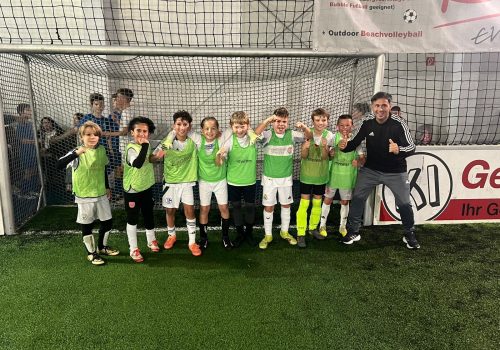 Gruppe Jungs vor Tor